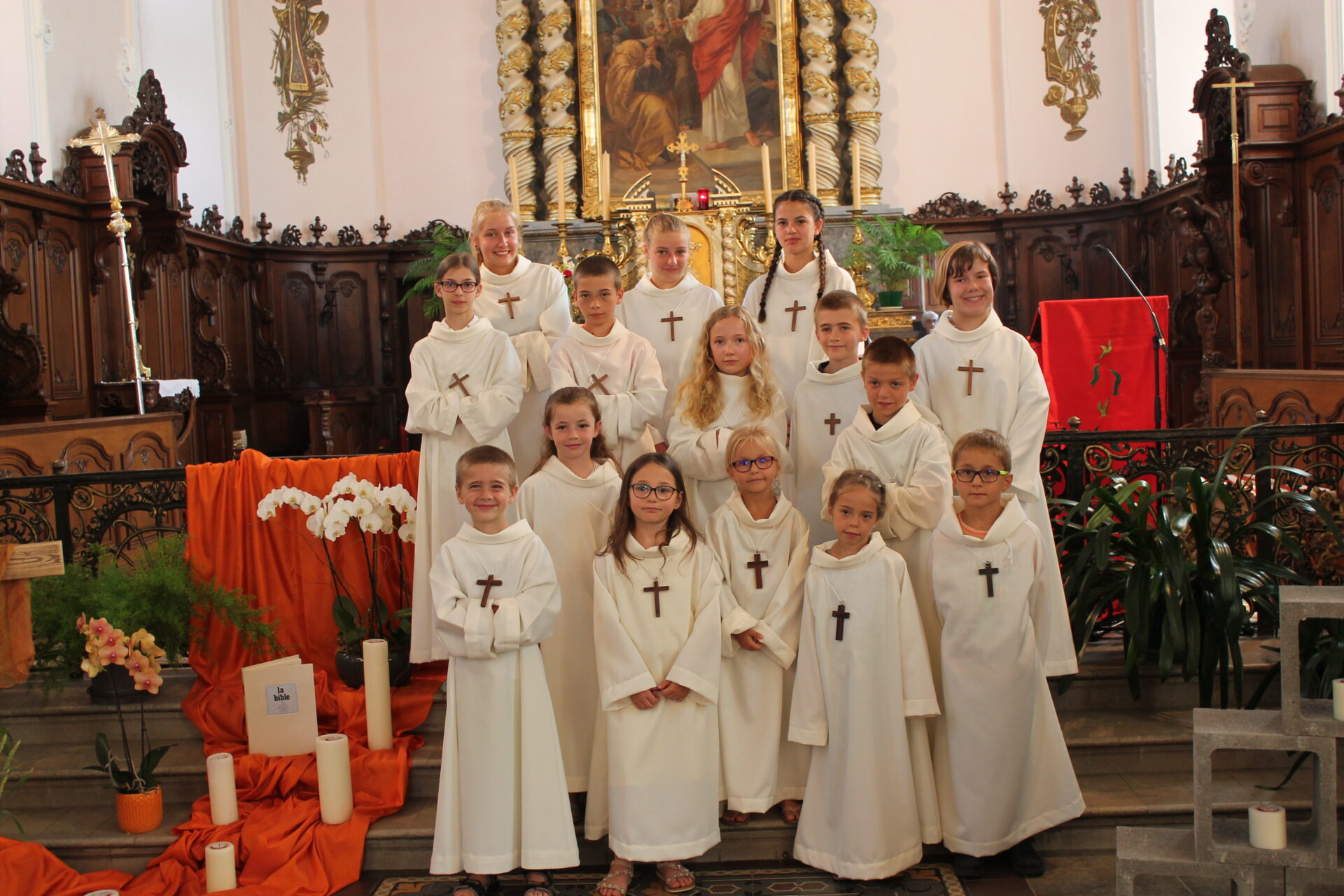 Les servants d'autel 2019-2020, Sarah, Eva, Méline, Audrey, Antonin, Marie, Timothée, Léa, Julia, Kassandre, Hugo, Corentin, Zoé, Elise et Idrys