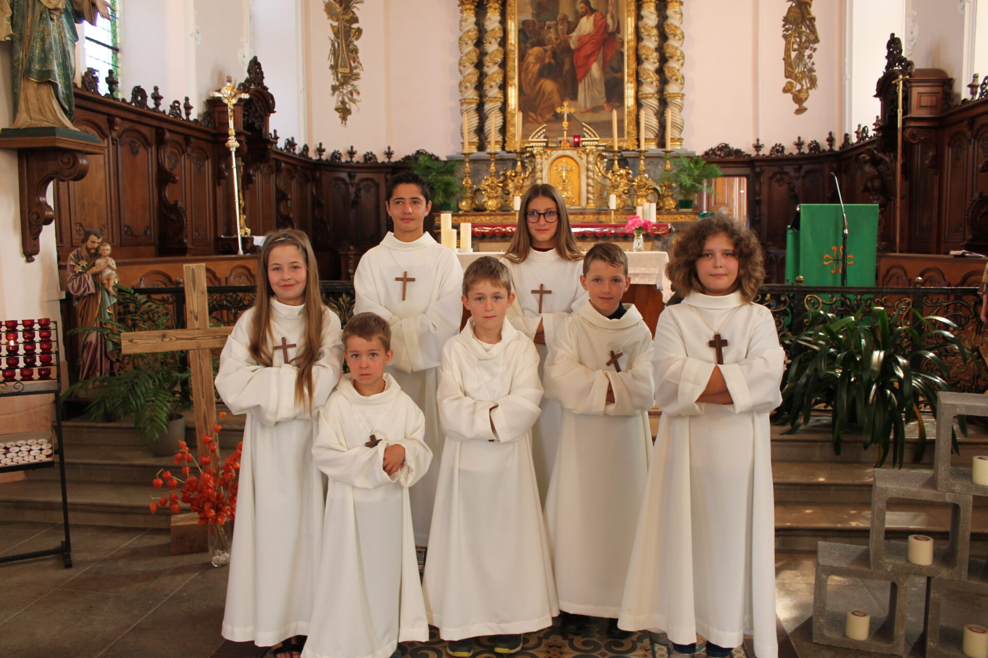 Les servants d'autel 2019-2020, Gaétan, Lisa, Justine, Noé, Louis, Thibaut et Emilie