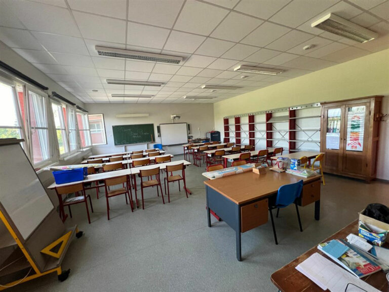 Mise en peinture de la salle de classe du directeur d’école