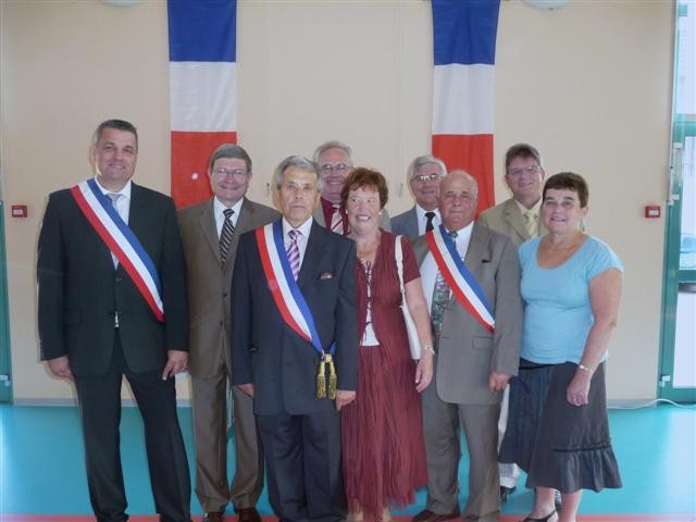 Au premier rang : Laurent Kuony maire honoraire et son épouse, Joseph Zink adjoint honoraire et son épouse. A l'arrière : Guy Bach maire de Hagenbach, Jean-Luc Reitzer Député-Maire, René Danesi Vice président du Conseil Régionnal, Gérard Landemaire Président de la ComCom, Rémy With Vice président du Conseil Général