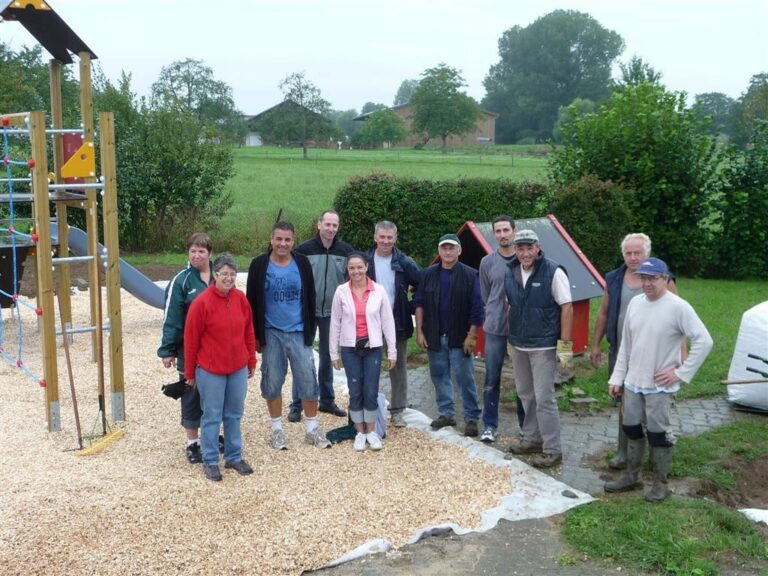 Un nouvel agrès pour le terrain de jeux l’école