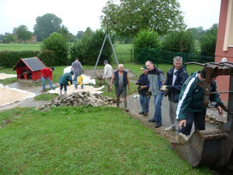 Un nouvel agrès pour le terrain de jeux l’école