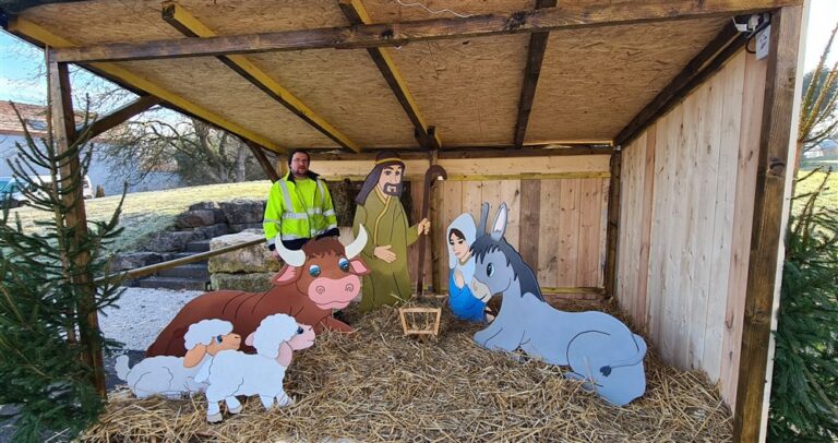 Une crèche de Noël installé dans le village